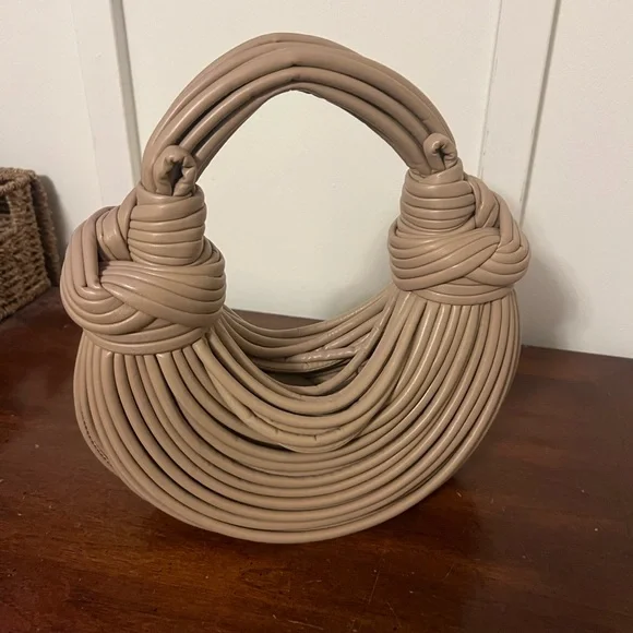 Stylish unique double knot bag Tan Handbag no branding but very stylish - Picture 3 of 6